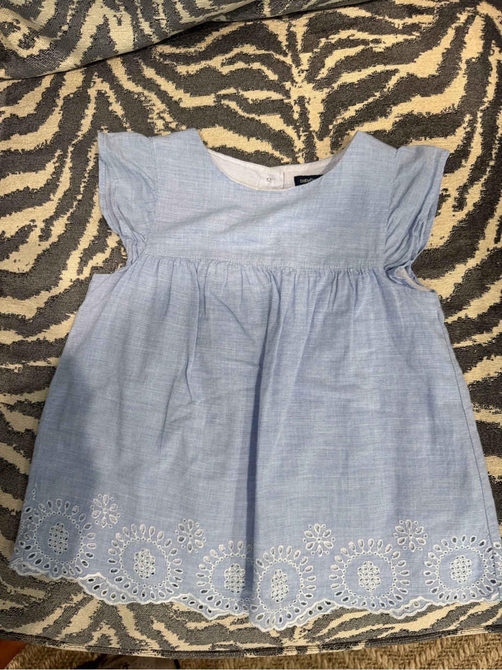 EUC Baby Gap Size 4T light blue eyelet short sleeve shirt, buttons in the back